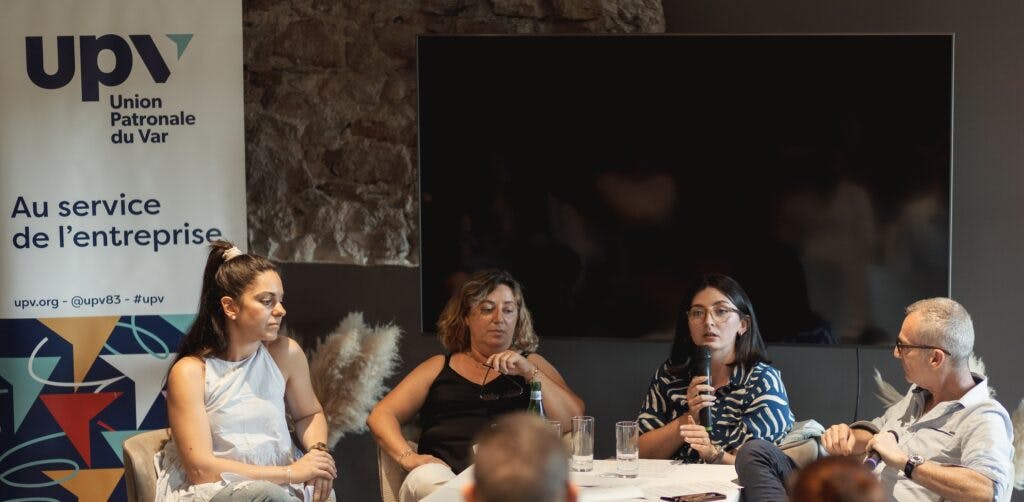 Clara Semenzato, au micro, lors d'une des conférences autour du livre blanc sur la QVCT, incluant les RPS, avec Anissa Payan, Isabelle Innocenti, Olivier Réal